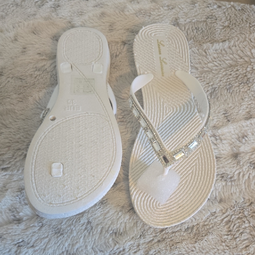Lauren Lorraine Gigi White Rhinestone Flip Flops Sandals Size 5 – NWT
